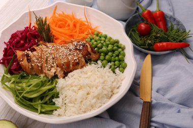 Taze salata tabağı ile karışık yeşillik