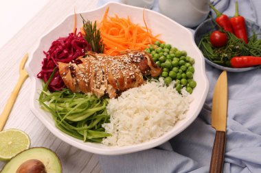 Taze salata tabağı ile karışık yeşillik