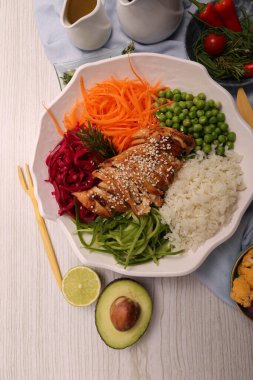 Taze salata tabağı ile karışık yeşillik