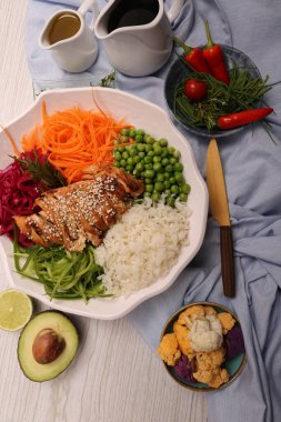 Taze salata tabağı ile karışık yeşillik