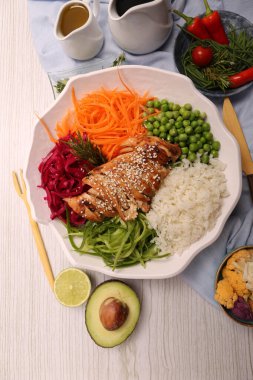 Taze salata tabağı ile karışık yeşillik