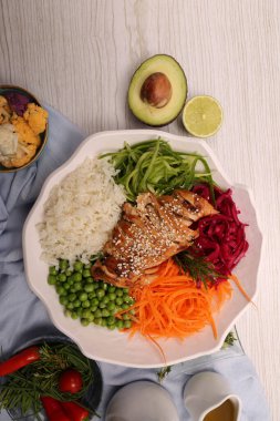 Taze salata tabağı ile karışık yeşillik