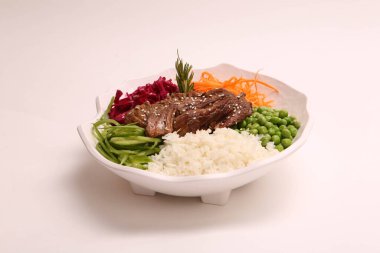 Taze salata tabağı ile karışık yeşillik