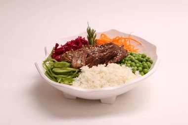 Taze salata tabağı ile karışık yeşillik