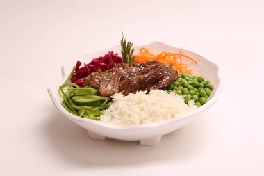 Taze salata tabağı ile karışık yeşillik