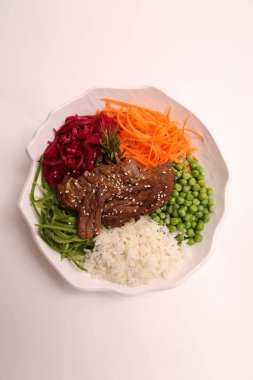 Taze salata tabağı ile karışık yeşillik