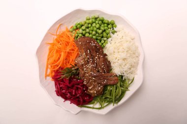 Taze salata tabağı ile karışık yeşillik