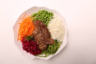 Taze salata tabağı ile karışık yeşillik