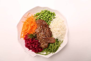 Taze salata tabağı ile karışık yeşillik