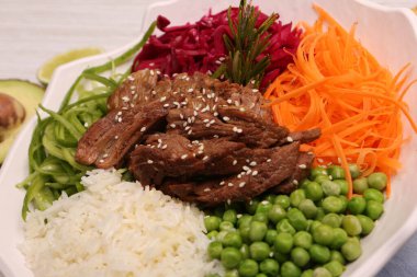 Taze salata tabağı ile karışık yeşillik