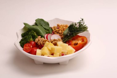 Taze salata tabağı ile karışık yeşillik