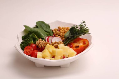 Taze salata tabağı ile karışık yeşillik