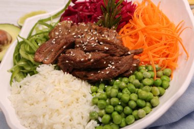 Taze salata tabağı ile karışık yeşillik