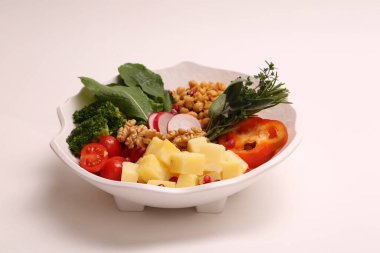 Taze salata tabağı ile karışık yeşillik