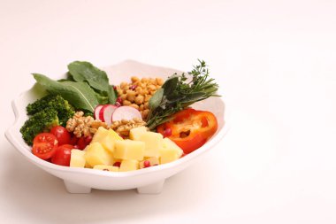 Taze salata tabağı ile karışık yeşillik