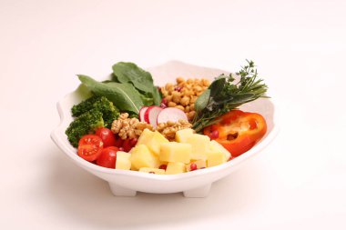 Taze salata tabağı ile karışık yeşillik