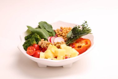 Taze salata tabağı ile karışık yeşillik