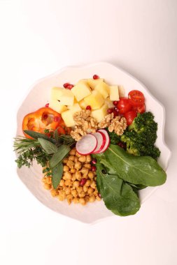 Taze salata tabağı ile karışık yeşillik