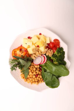 Taze salata tabağı ile karışık yeşillik