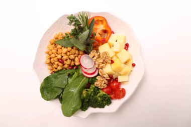 Taze salata tabağı ile karışık yeşillik