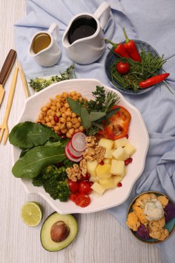 Taze salata tabağı ile karışık yeşillik