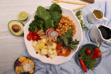 Taze salata tabağı ile karışık yeşillik