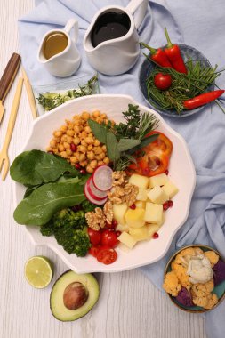 Taze salata tabağı ile karışık yeşillik