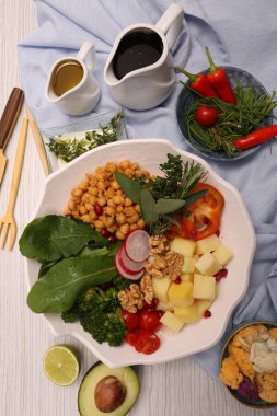 Taze salata tabağı ile karışık yeşillik