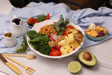 Taze salata tabağı ile karışık yeşillik