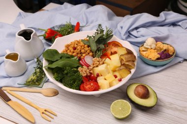 Taze salata tabağı ile karışık yeşillik