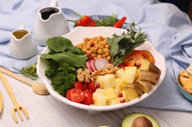 Taze salata tabağı ile karışık yeşillik