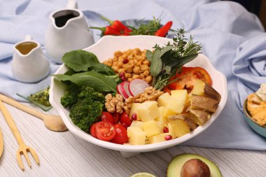 Taze salata tabağı ile karışık yeşillik