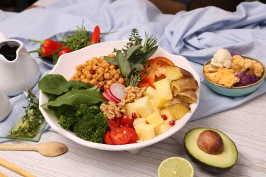 Taze salata tabağı ile karışık yeşillik