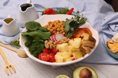 Taze salata tabağı ile karışık yeşillik