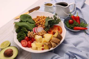 Taze salata tabağı ile karışık yeşillik