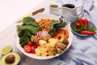 Taze salata tabağı ile karışık yeşillik