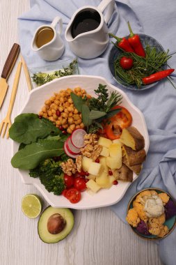 Taze salata tabağı ile karışık yeşillik