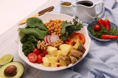 Taze salata tabağı ile karışık yeşillik