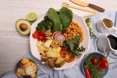 Taze salata tabağı ile karışık yeşillik