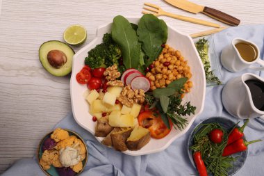 Taze salata tabağı ile karışık yeşillik