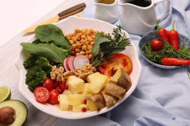 Taze salata tabağı ile karışık yeşillik