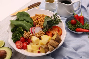 Taze salata tabağı ile karışık yeşillik