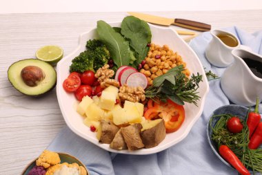 Taze salata tabağı ile karışık yeşillik