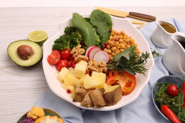 Taze salata tabağı ile karışık yeşillik