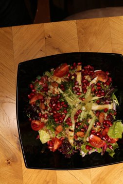 Taze salata tabağı ile karışık yeşillik