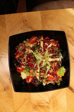 Taze salata tabağı ile karışık yeşillik