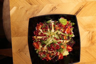 Taze salata tabağı ile karışık yeşillik