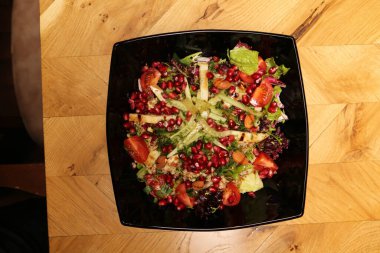 Taze salata tabağı ile karışık yeşillik