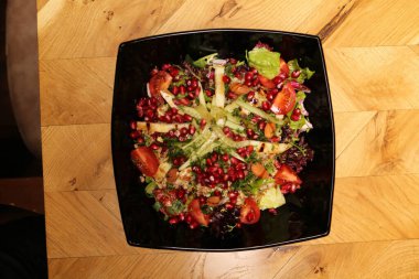 Taze salata tabağı ile karışık yeşillik