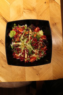 Taze salata tabağı ile karışık yeşillik